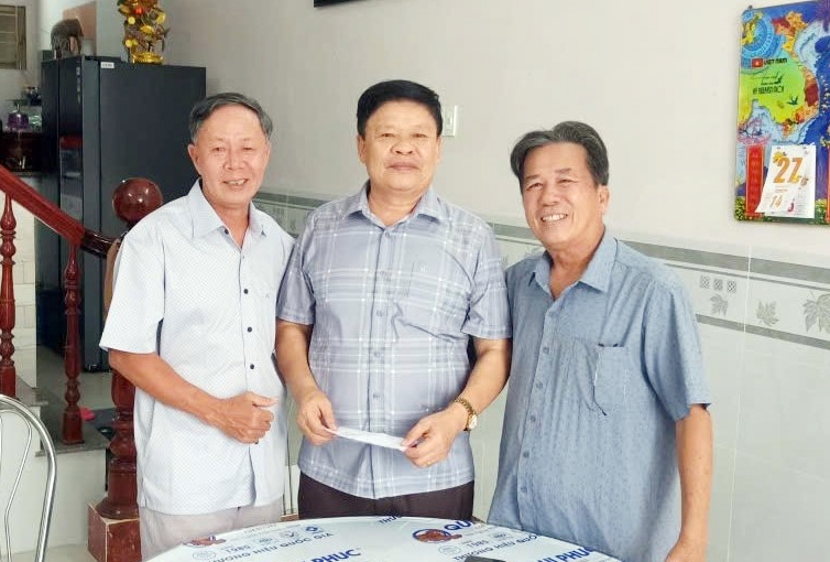 Hội Cựu CAND tỉnh Khánh Hòa thăm và tặng quà hội viên là thương binh, thân nhân liệt sĩ