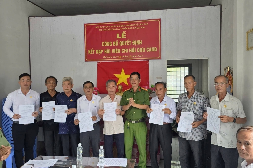 Cần Thơ: Chi hội Cựu CAND phường Hưng Phú và xã Đại Hải kết nạp hội viên mới