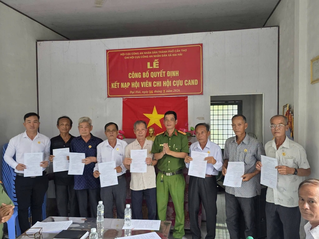 Cần Thơ: Chi hội Cựu CAND phường Hưng Phú và xã Đại Hải kết nạp hội viên mới
