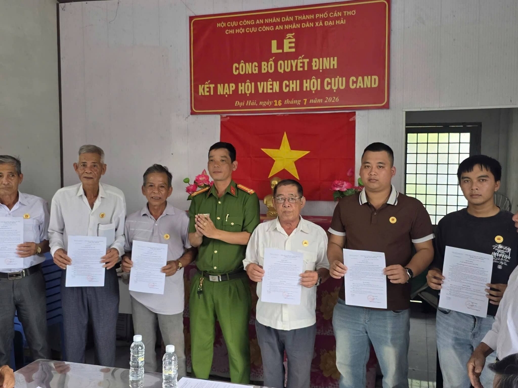 Cần Thơ: Chi hội Cựu CAND phường Hưng Phú và xã Đại Hải kết nạp hội viên mới