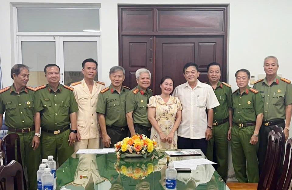 Cần Thơ: Chi hội Cựu CAND phường Hưng Phú và xã Đại Hải kết nạp hội viên mới