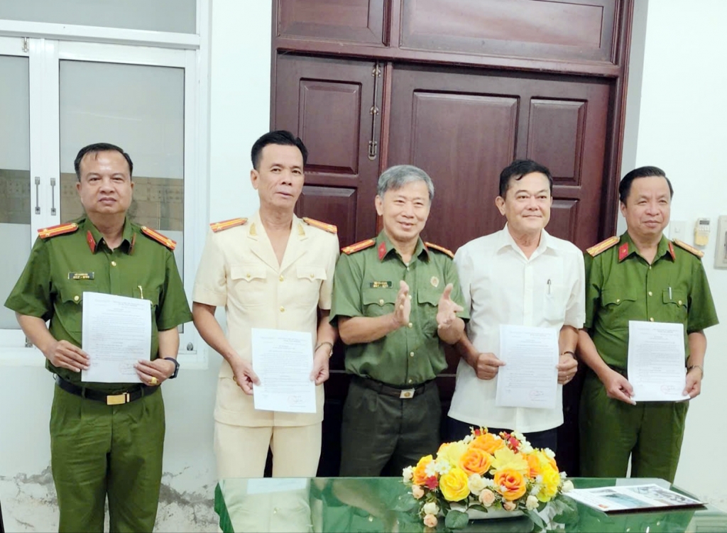 Cần Thơ: Chi hội Cựu CAND phường Hưng Phú và xã Đại Hải kết nạp hội viên mới