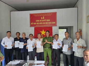 Cần Thơ: Chi hội Cựu CAND phường Hưng Phú và xã Đại Hải kết nạp hội viên mới