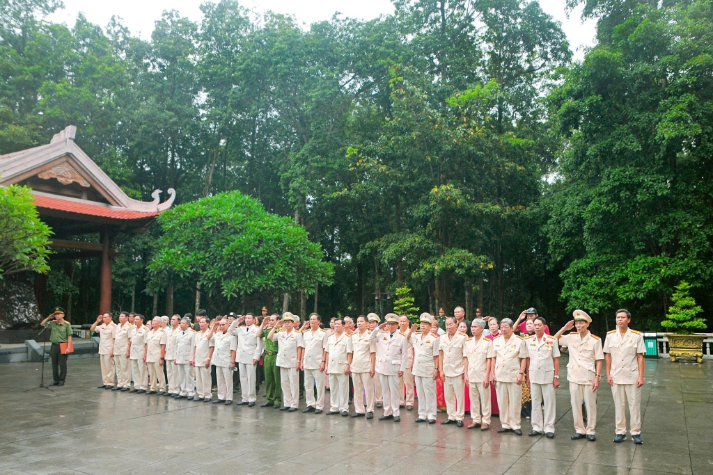 Hội Cựu CAND phường Ba Đình: Bồi đắp truyền thống, thắm thiết nghĩa tình đồng đội qua chuyến đi về nguồn