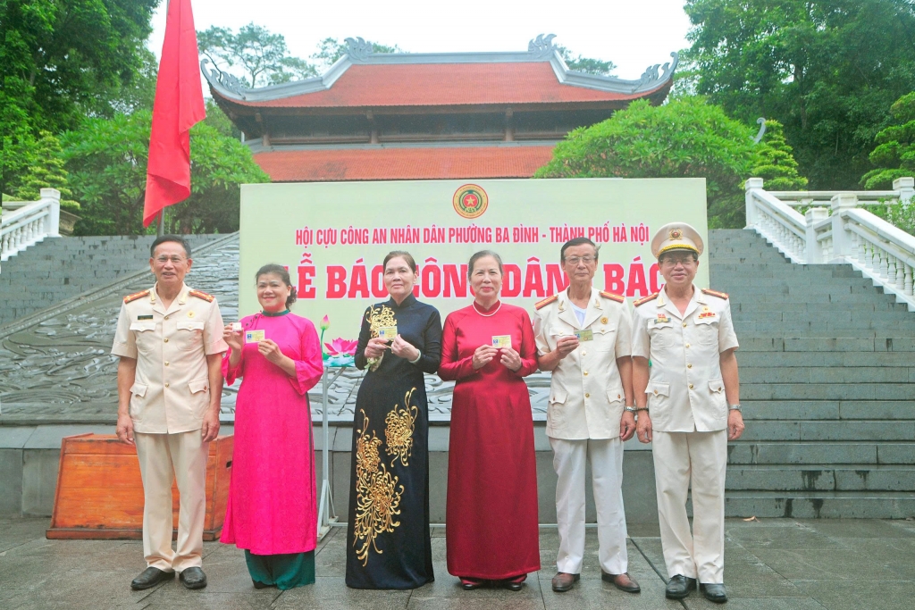Hội Cựu CAND phường Ba Đình: Bồi đắp truyền thống, thắm thiết nghĩa tình đồng đội qua chuyến đi về nguồn