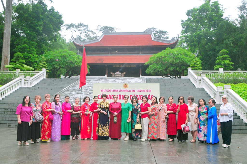 Hội Cựu CAND phường Ba Đình: Bồi đắp truyền thống, thắm thiết nghĩa tình đồng đội qua chuyến đi về nguồn