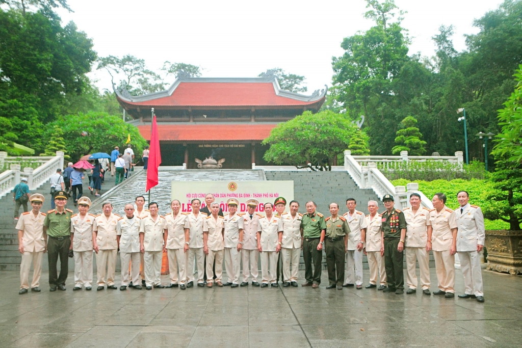 Hội Cựu CAND phường Ba Đình: Bồi đắp truyền thống, thắm thiết nghĩa tình đồng đội qua chuyến đi về nguồn