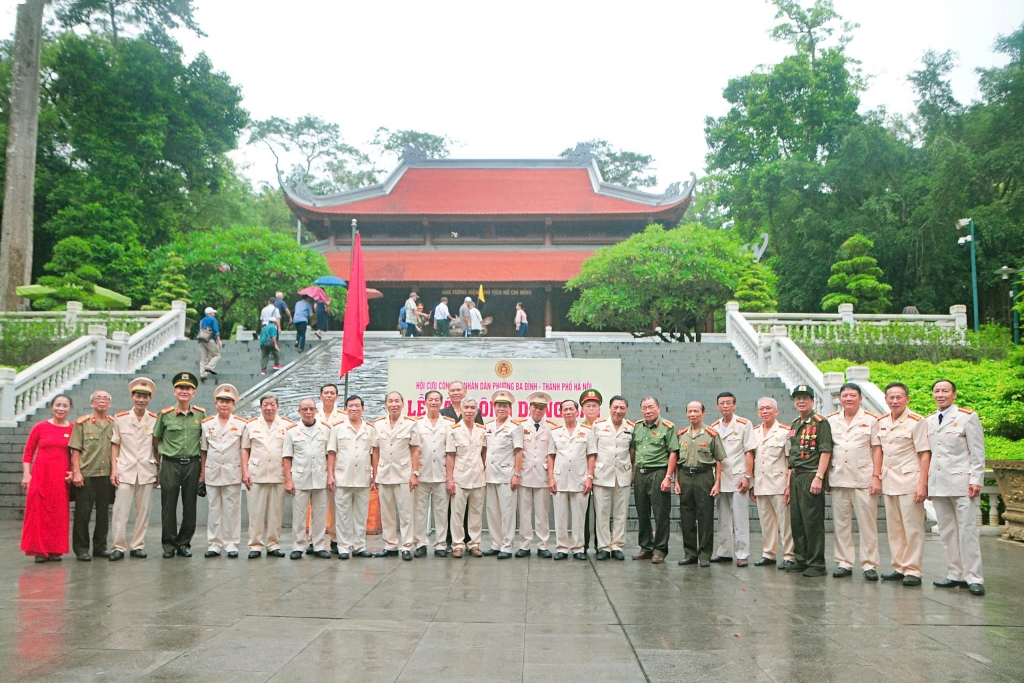 Hội Cựu CAND phường Ba Đình: Bồi đắp truyền thống, thắm thiết nghĩa tình đồng đội qua chuyến đi về nguồn