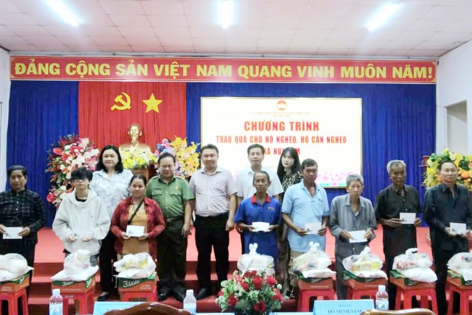 Hội Cựu CAND phường Chánh Hưng, TP.HCM lan tỏa nghĩa tình đến xã Núi Cấm