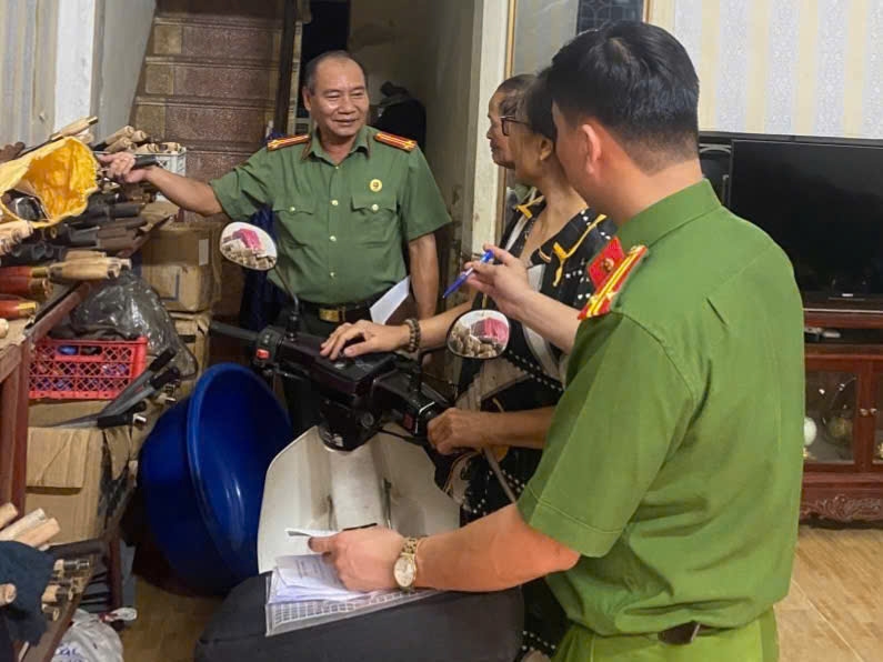 Ninh Bình: Công an và Hội Cựu CAND phường Phủ Lý vận động hộ kinh doanh ký cam kết bảo đảm ANTT