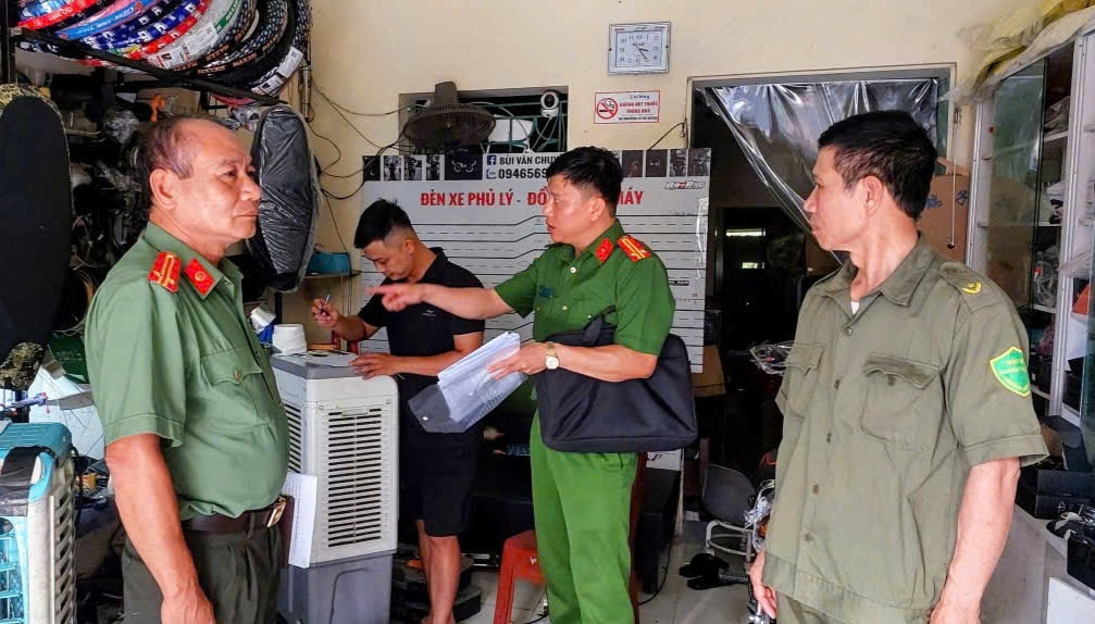 Ninh Bình: Công an và Hội Cựu CAND phường Phủ Lý vận động hộ kinh doanh ký cam kết bảo đảm ANTT