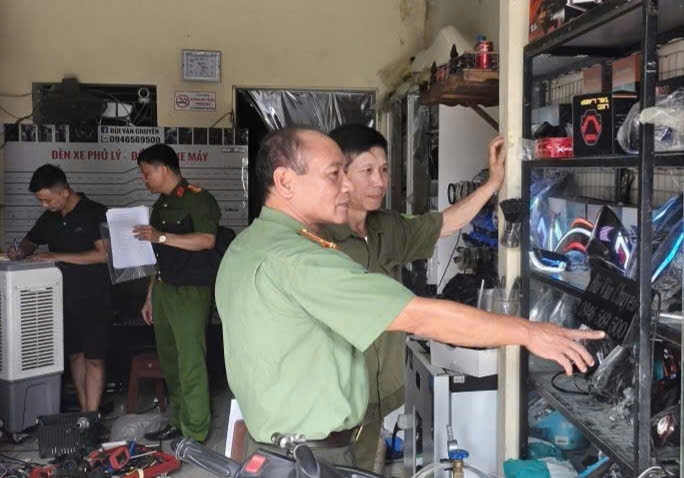 Ninh Bình: Công an và Hội Cựu CAND phường Phủ Lý vận động hộ kinh doanh ký cam kết bảo đảm ANTT