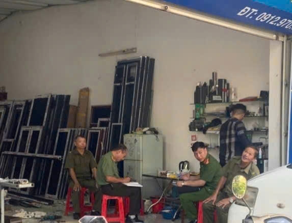 Ninh Bình: Công an và Hội Cựu CAND phường Phủ Lý vận động hộ kinh doanh ký cam kết bảo đảm ANTT