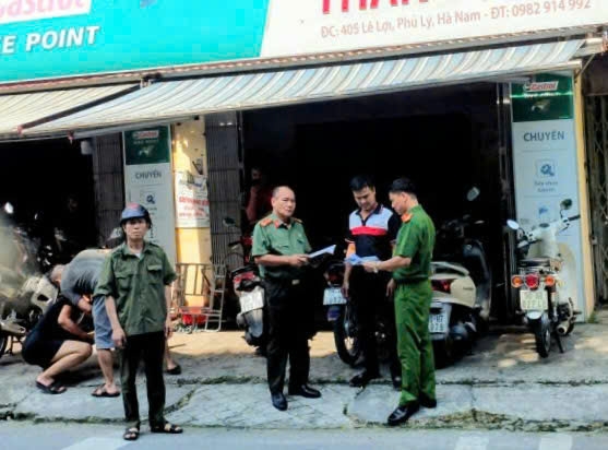 Ninh Bình: Công an và Hội Cựu CAND phường Phủ Lý vận động hộ kinh doanh ký cam kết bảo đảm ANTT