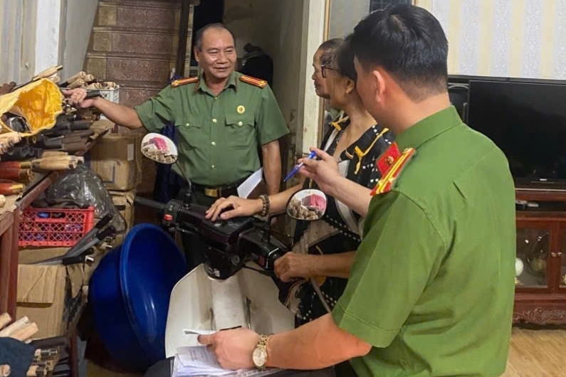 Ninh Bình: Công an và Hội Cựu CAND phường Phủ Lý vận động hộ kinh doanh ký cam kết bảo đảm ANTT