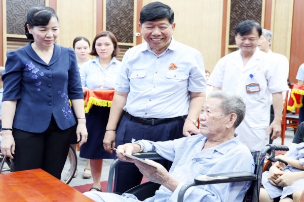 Bệnh viện Đa khoa Bắc Ninh số 1 tiếp nhận 1 tỷ đồng hỗ trợ người bệnh có hoàn cảnh khó khăn