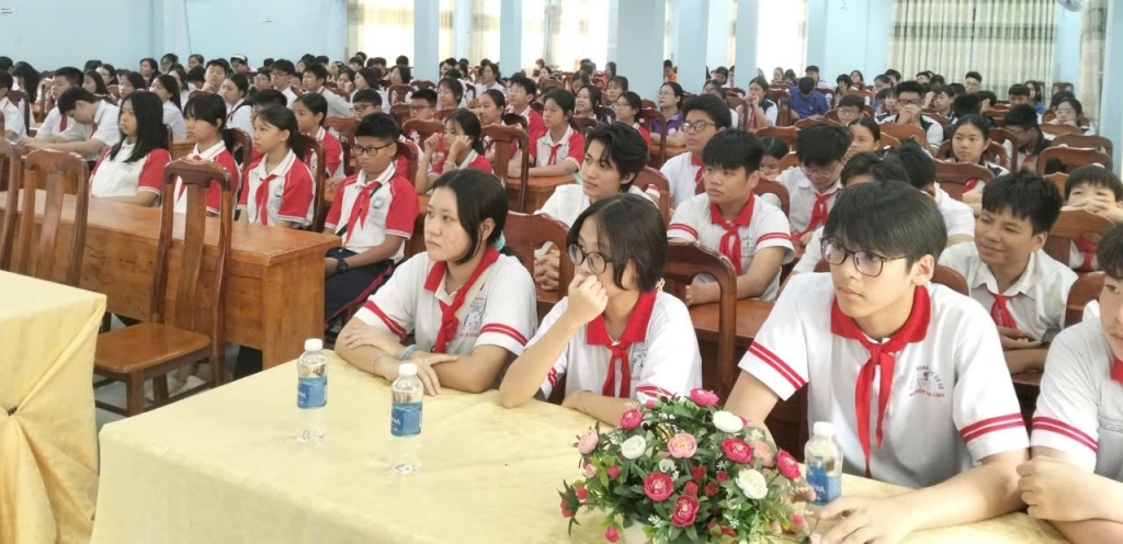 TP.HCM: Phổ biến pháp luật an toàn giao thông cho học sinh THCS, THPT phường Tam Thắng