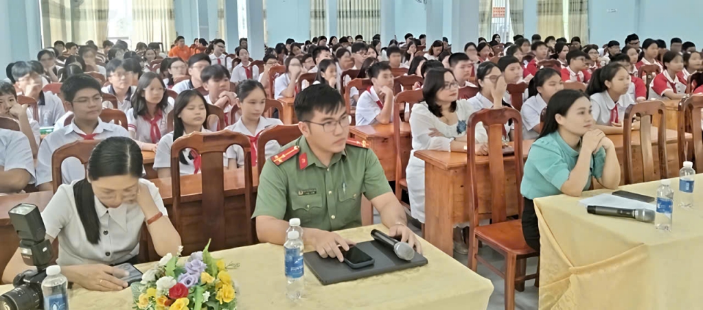 TP.HCM: Phổ biến pháp luật an toàn giao thông cho học sinh THCS, THPT phường Tam Thắng