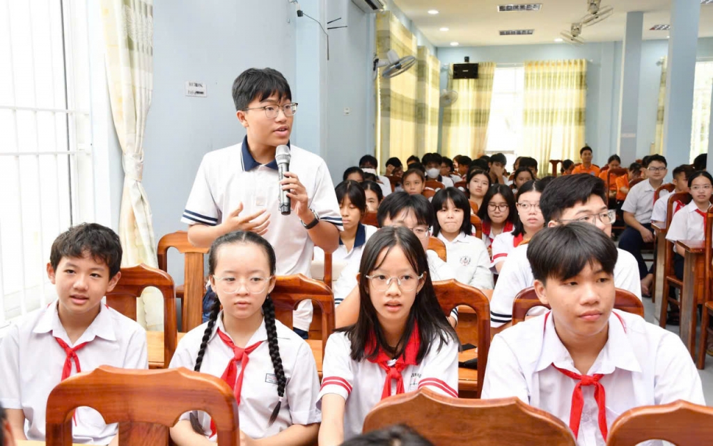 TP.HCM: Phổ biến pháp luật an toàn giao thông cho học sinh THCS, THPT phường Tam Thắng