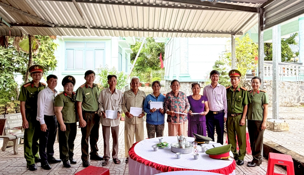 Sức lan tỏa từ buổi sinh hoạt chính trị về nguồn của Phụ nữ Công an tỉnh Vĩnh Long