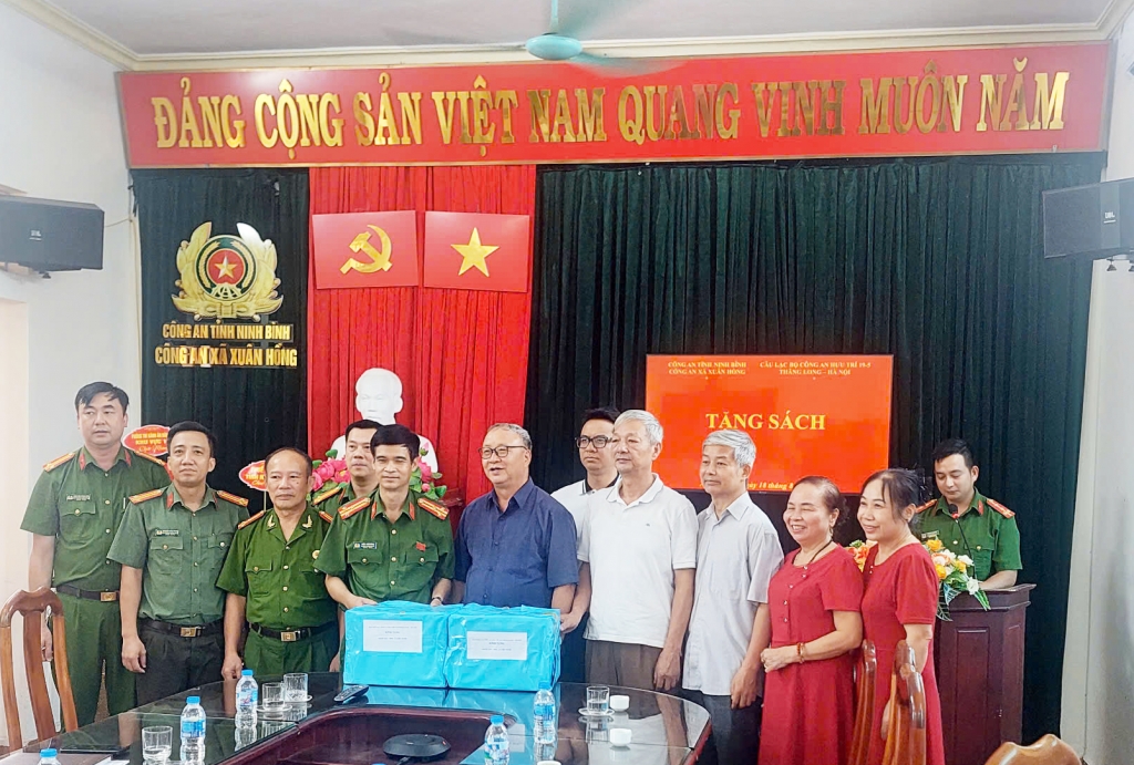 Hành trình về nguồn và trao tặng sách của Ban liên lạc Công an hưu trí 19/5 Thăng Long - Hà Nội tại Ninh Bình