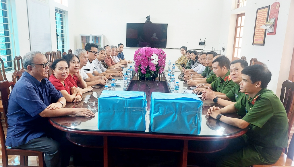 Hành trình về nguồn và trao tặng sách của Ban liên lạc Công an hưu trí 19/5 Thăng Long - Hà Nội tại Ninh Bình