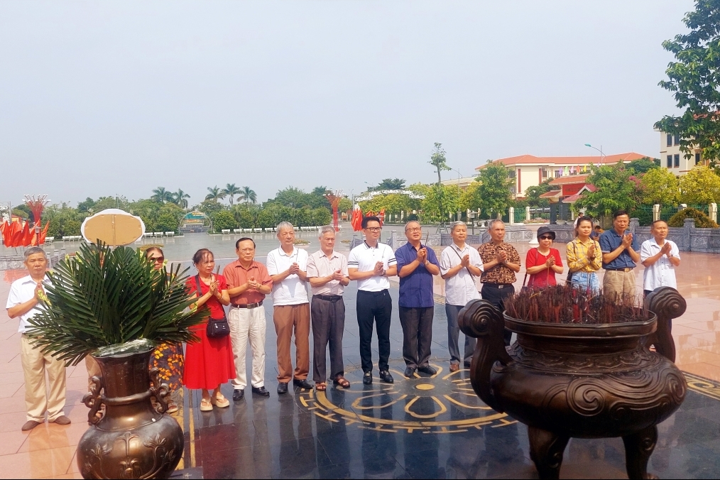 Hành trình về nguồn và trao tặng sách của Ban liên lạc Công an hưu trí 19/5 Thăng Long - Hà Nội tại Ninh Bình