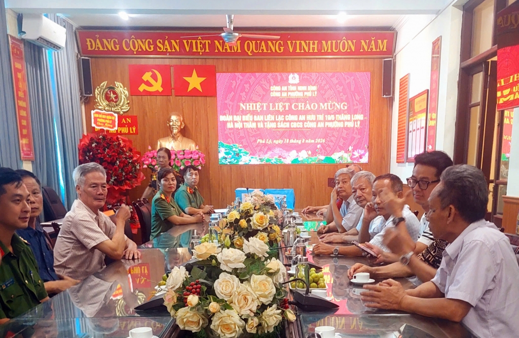 Hành trình về nguồn và trao tặng sách của Ban liên lạc Công an hưu trí 19/5 Thăng Long - Hà Nội tại Ninh Bình