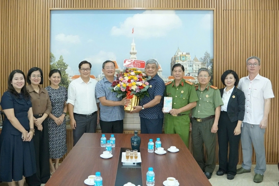 Đoàn lãnh đạo phường Phú Thọ thăm và chúc mừng Hội Cựu CAND TP.HCM nhân kỷ niệm 81 năm Ngày truyền thống