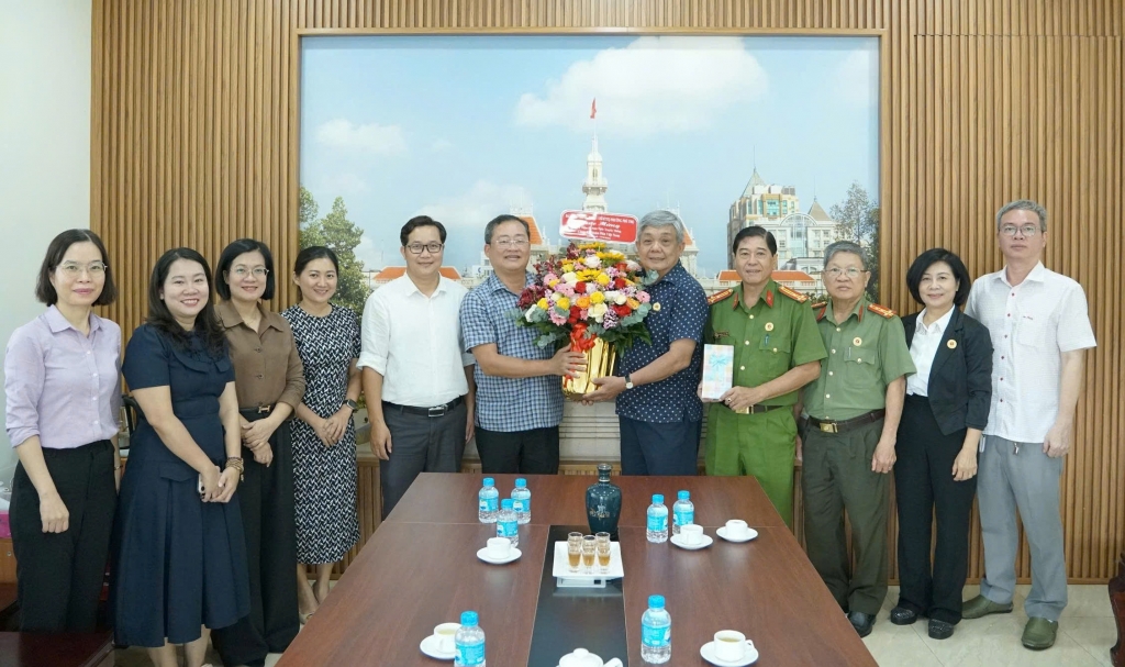 Đoàn lãnh đạo phường Phú Thọ thăm và chúc mừng Hội Cựu CAND TP.HCM nhân kỷ niệm 81 năm Ngày truyền thống