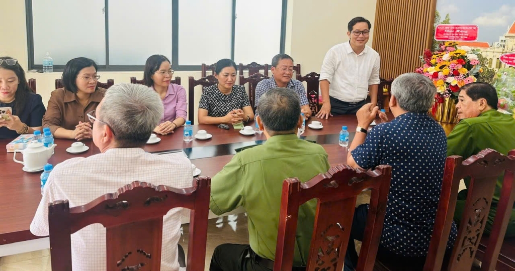 Đoàn lãnh đạo phường Phú Thọ thăm và chúc mừng Hội Cựu CAND TP.HCM nhân kỷ niệm 81 năm Ngày truyền thống