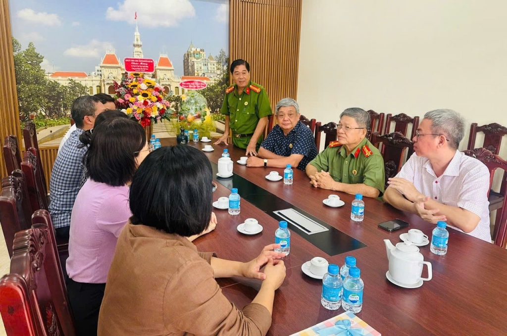 Đoàn lãnh đạo phường Phú Thọ thăm và chúc mừng Hội Cựu CAND TP.HCM nhân kỷ niệm 81 năm Ngày truyền thống