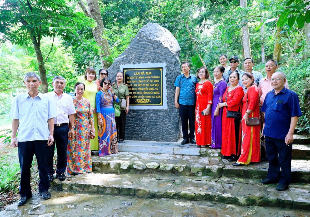 Hội Cựu CAND phường Phú Diễn (Hà Nội) dâng hương báo công tại Tân Trào và ATK Định Hóa