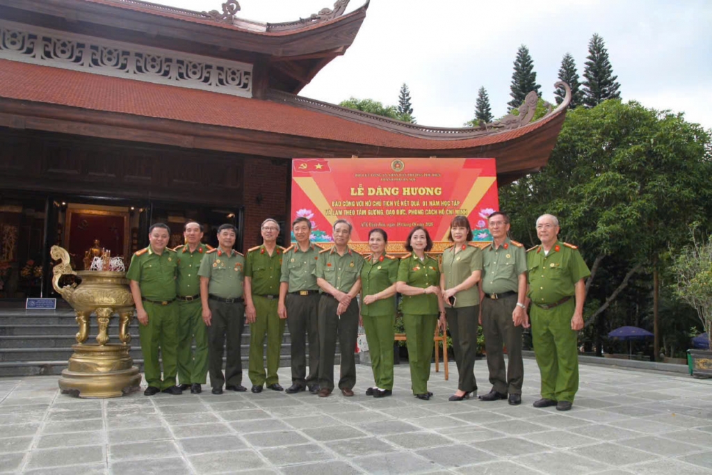 Hội Cựu CAND phường Phú Diễn (Hà Nội) dâng hương báo công tại Tân Trào và ATK Định Hóa