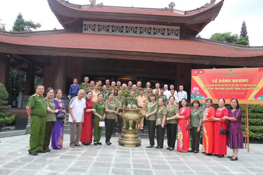 Hội Cựu CAND phường Phú Diễn (Hà Nội) dâng hương báo công tại Tân Trào và ATK Định Hóa