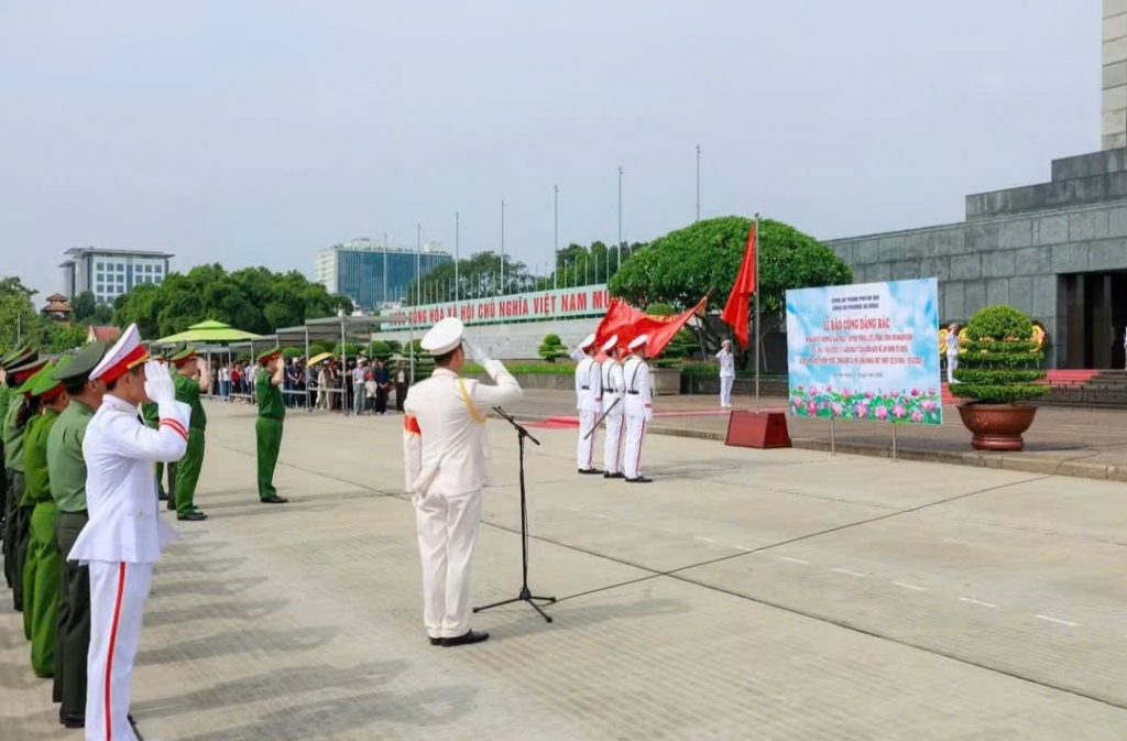 Hội Cựu CAND phường Hà Đông báo công dâng Bác nhân kỷ niệm 81 năm Ngày truyền thống CAND