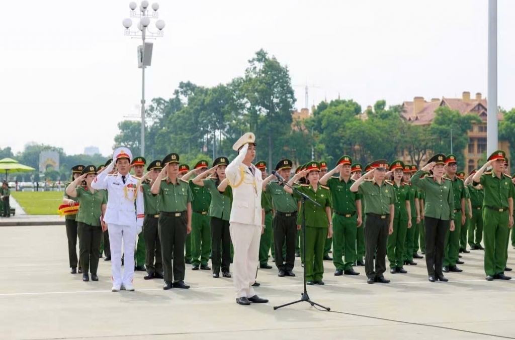 Hội Cựu CAND phường Hà Đông báo công dâng Bác nhân kỷ niệm 81 năm Ngày truyền thống CAND
