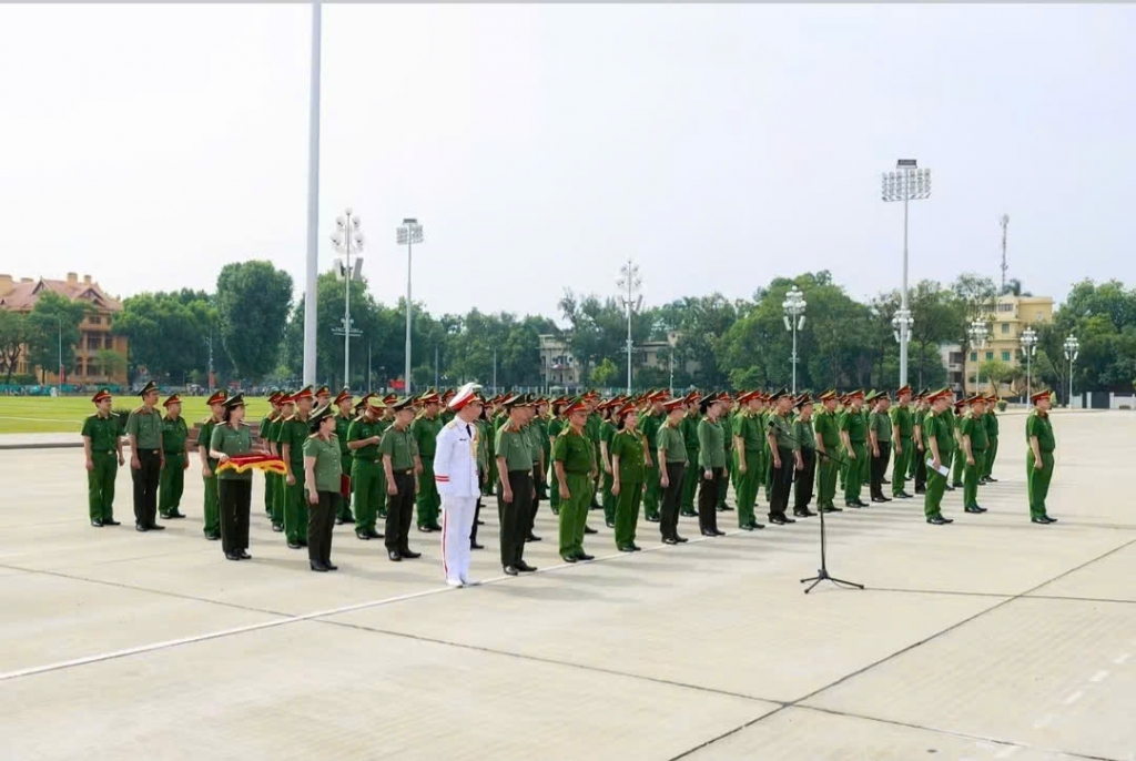 Hội Cựu CAND phường Hà Đông báo công dâng Bác nhân kỷ niệm 81 năm Ngày truyền thống CAND
