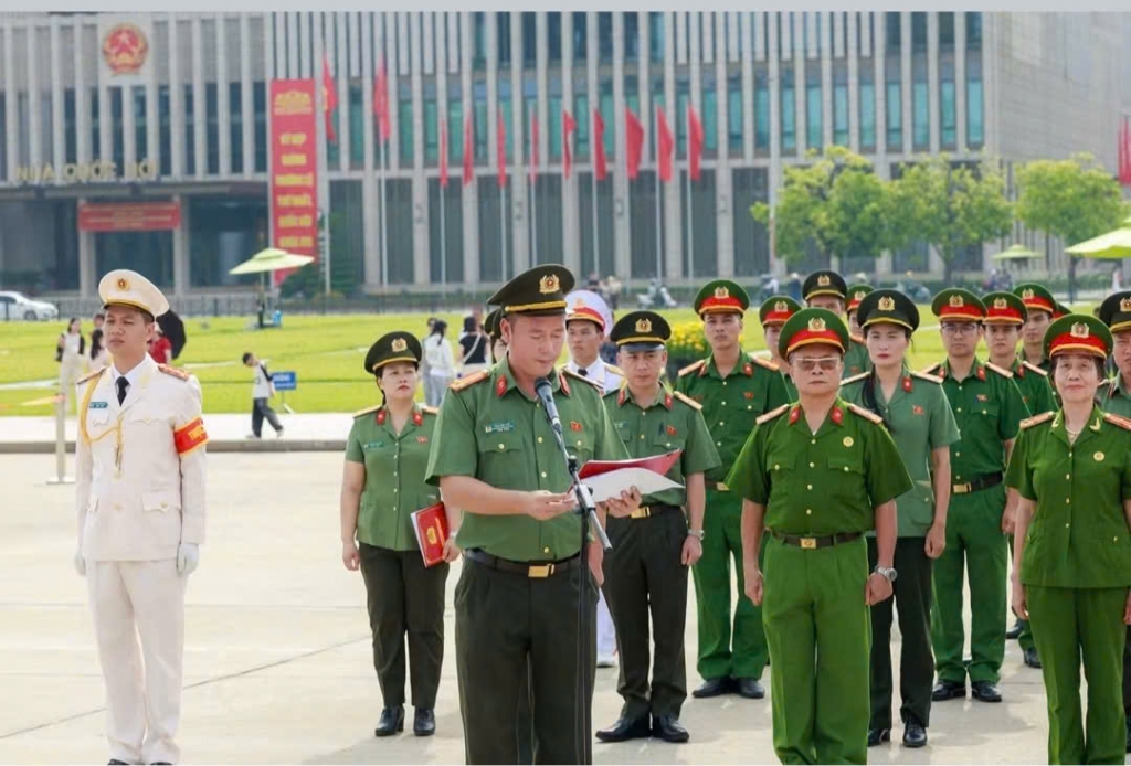 Hội Cựu CAND phường Hà Đông báo công dâng Bác nhân kỷ niệm 81 năm Ngày truyền thống CAND