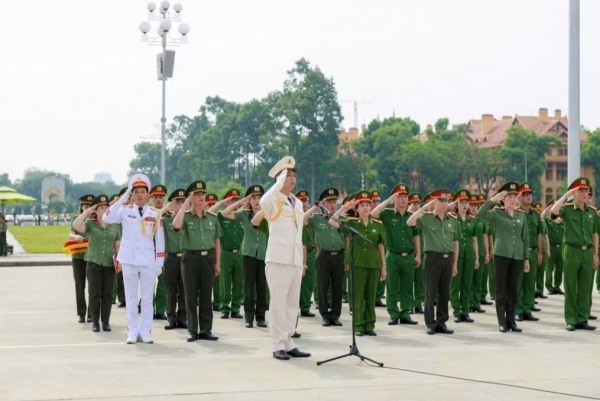 Hội Cựu CAND phường Hà Đông báo công dâng Bác nhân kỷ niệm 81 năm Ngày truyền thống CAND