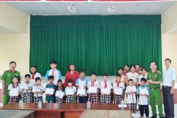 Cần Thơ: Hội Cựu CAND trao quà tiếp sức học sinh nghèo đến trường