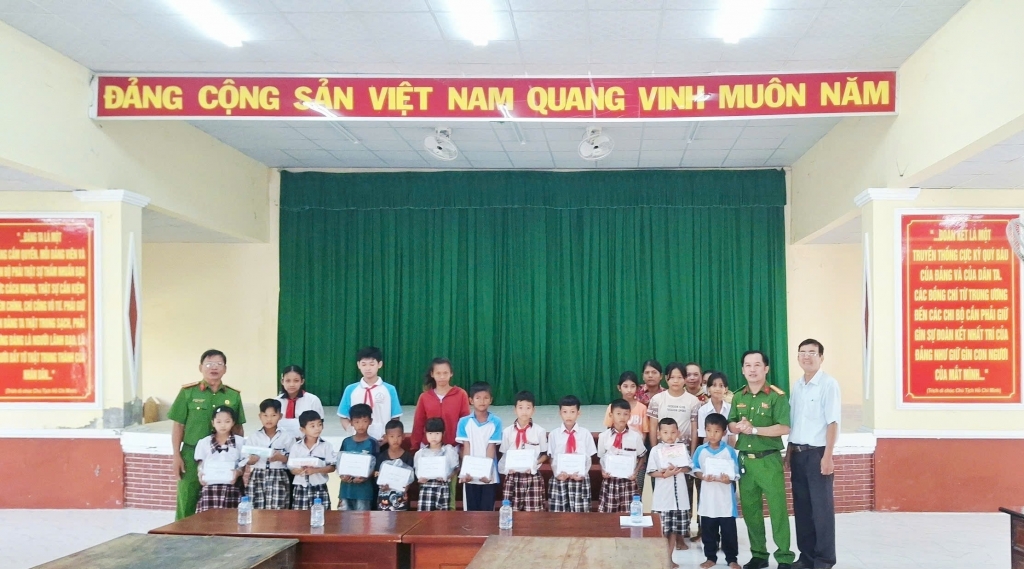 Cần Thơ: Hội Cựu CAND trao quà tiếp sức học sinh nghèo đến trường