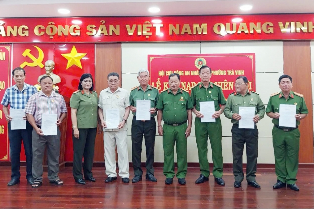 Vĩnh Long: Hội Cựu CAND phường Trà Vinh kết nạp hội viên mới
