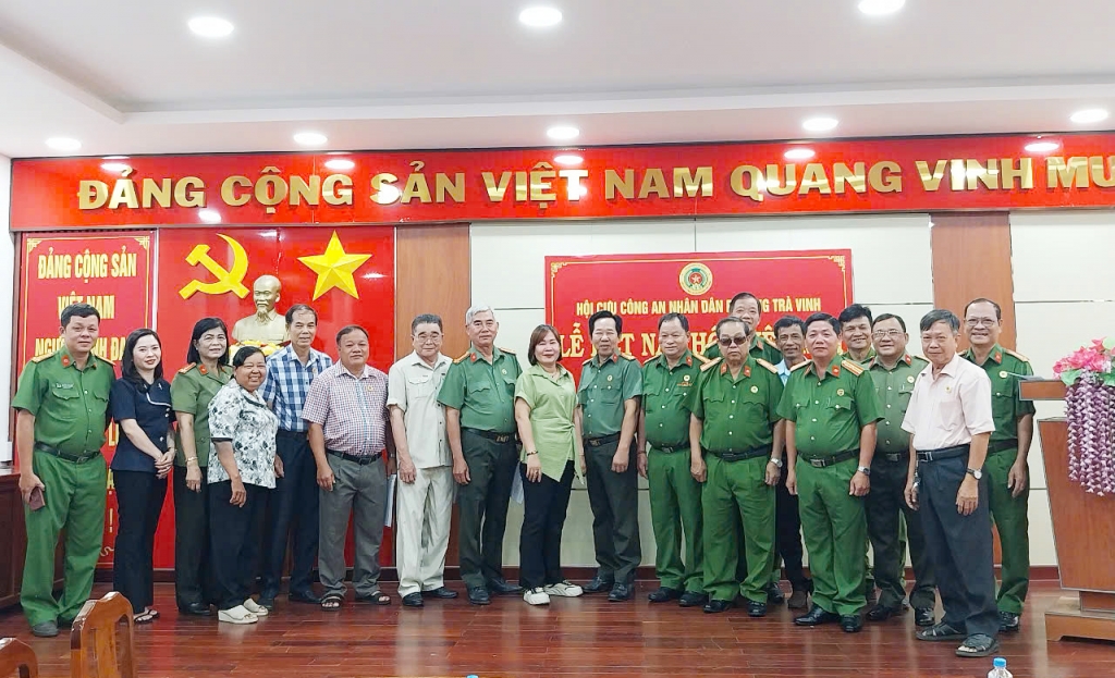 Vĩnh Long: Hội Cựu CAND phường Trà Vinh kết nạp hội viên mới