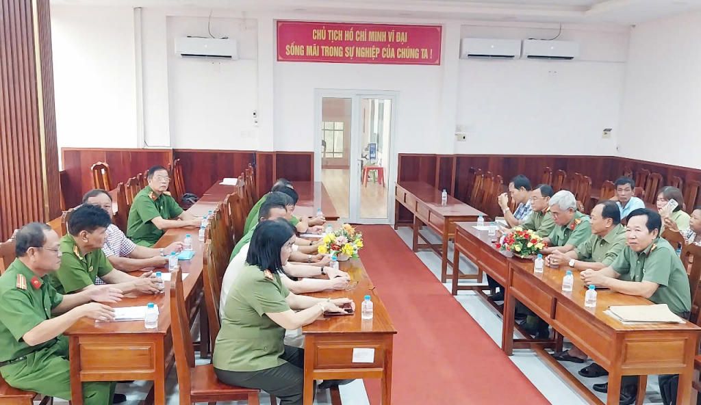 Vĩnh Long: Hội Cựu CAND phường Trà Vinh kết nạp hội viên mới