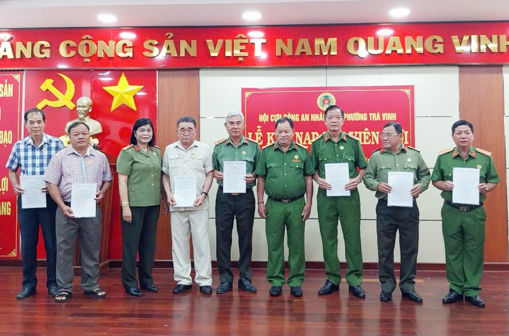 Vĩnh Long: Hội Cựu CAND phường Trà Vinh kết nạp hội viên mới
