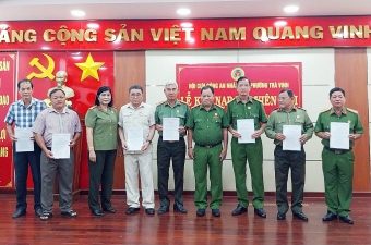 Vĩnh Long: Hội Cựu CAND phường Trà Vinh kết nạp hội viên mới