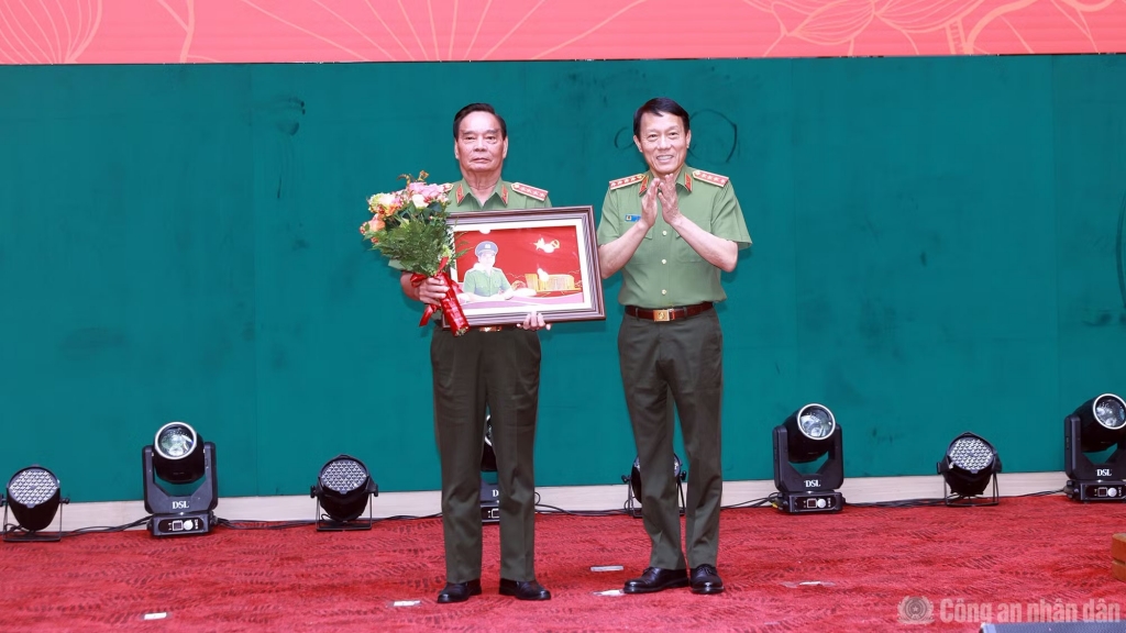 Tôn vinh cống hiến của những nhà lãnh đạo CAND xuất sắc