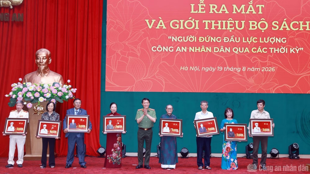 Tôn vinh cống hiến của những nhà lãnh đạo CAND xuất sắc