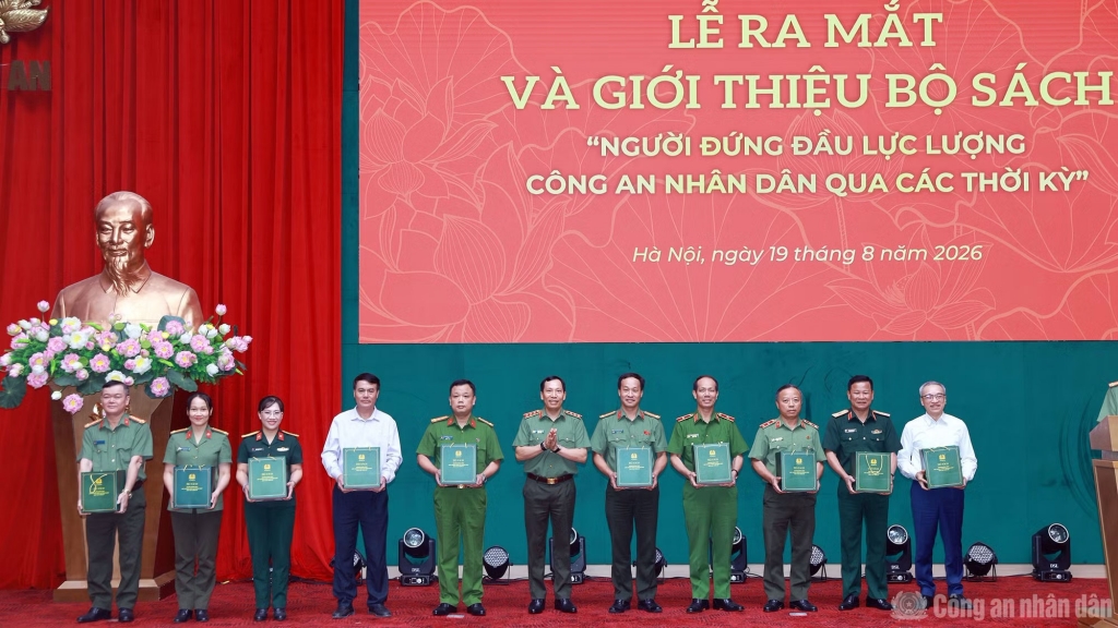 Tôn vinh cống hiến của những nhà lãnh đạo CAND xuất sắc